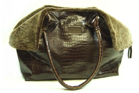 Cultgut Handtasche aus geprägtem Kalbleder mit Lammfell